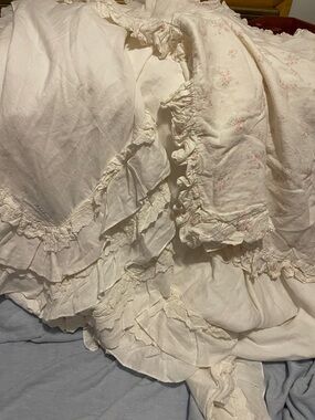 Rachel Ashwell, shabby chic petticoat, twin Linen duvet. 1 Rosabella euro sham